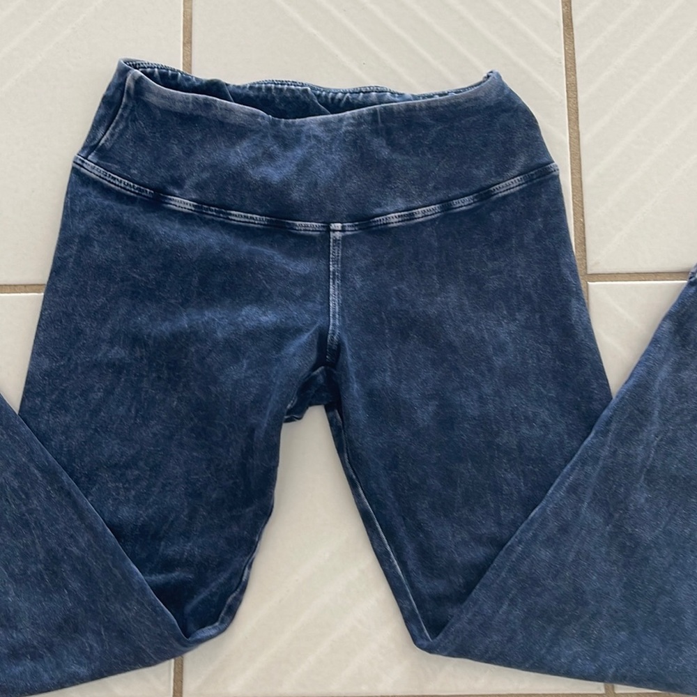 Hard Tail distressed blue Capri’s. Size XS